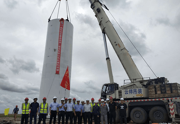 肇源新龙顺德二期风电项目首台风机吊装成功.png